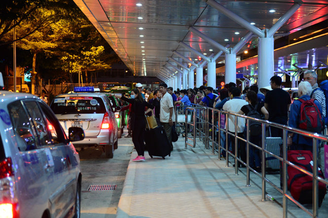 Hướng dẫn và lưu ý khi thuê xe đi ở sân bay Tân Sơn Nhất